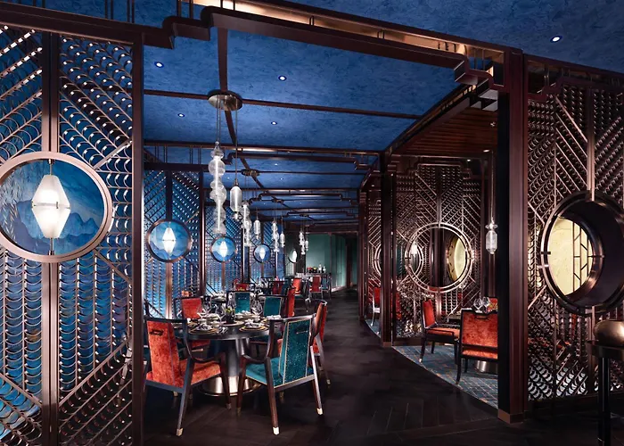 Hotel with pool: The Londoner Hotel